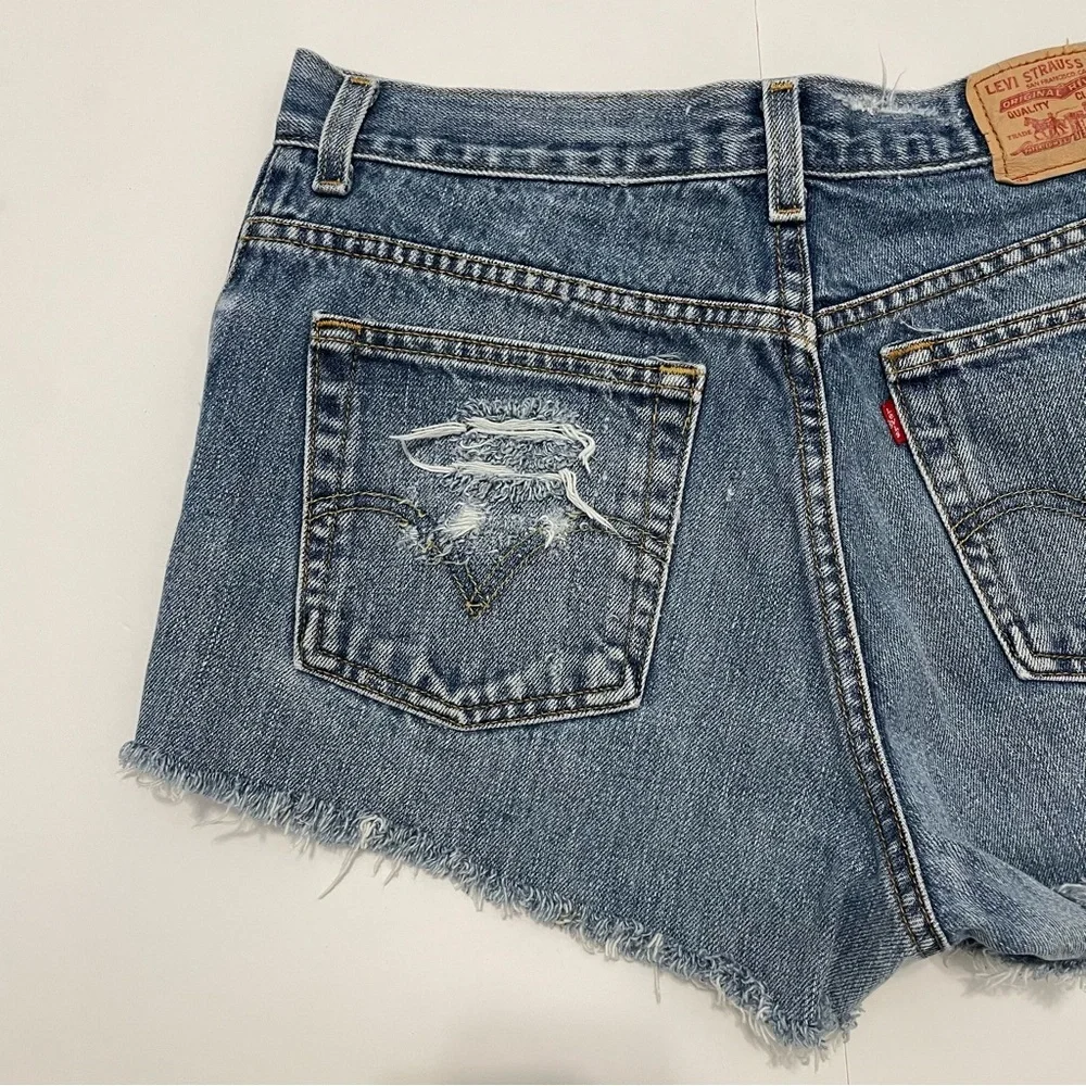 Levi’s Women’s 550 Relaxed Distressed Denim Shorts Size 14